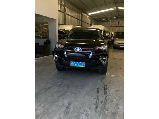 TOYOTA HILUX SW4 2.8 SRX 4X4 7 LUGARES 16V TURBO INTERCOOLER DIESEL 4P AUTOMÁTICO TOYOTA HILUX SW4 2.8 SRX 4X4 7 LUGARES 16V TURBO INTERCOOLER DIESEL 4P AUTOMÁTICO